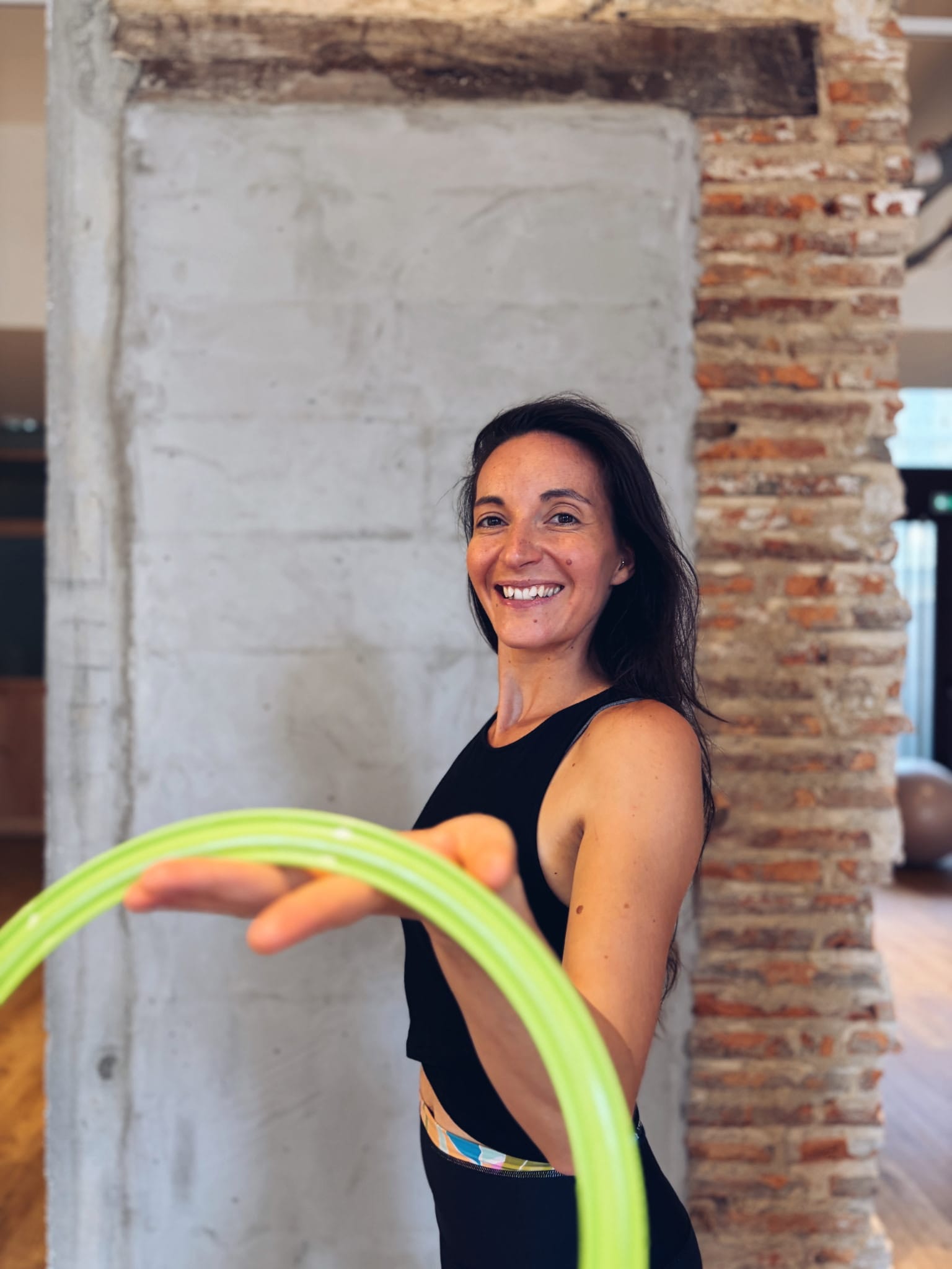Typhaine, professeure Yogaia Kids, en mouvement avec un cerceau